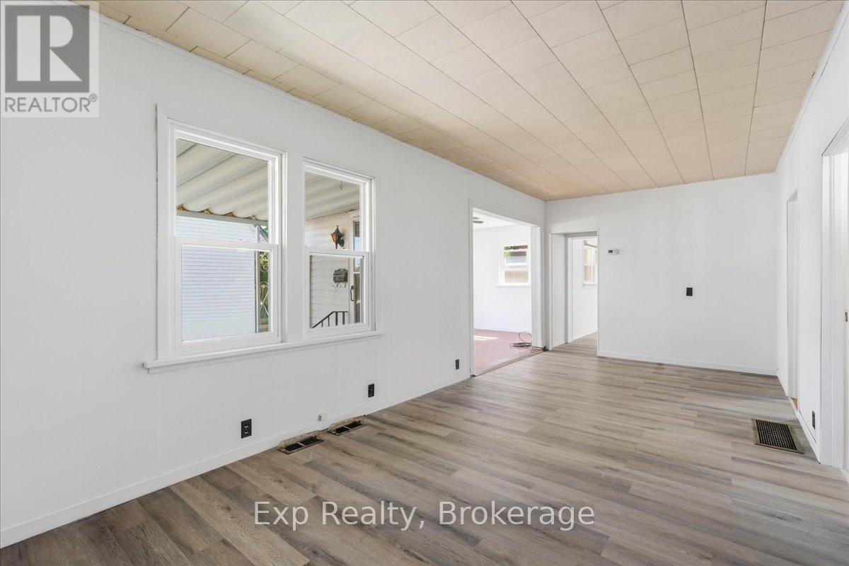 34 LEONARD AVENUE - 9