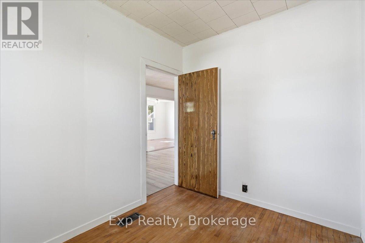 34 LEONARD AVENUE - 12