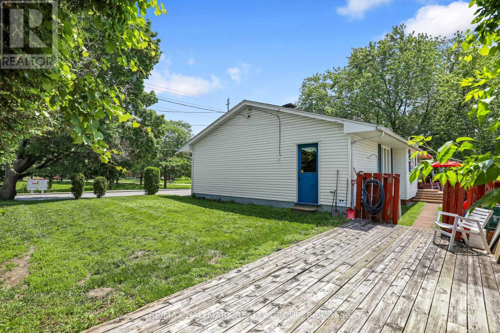 3242 ALBION ROAD S - 36