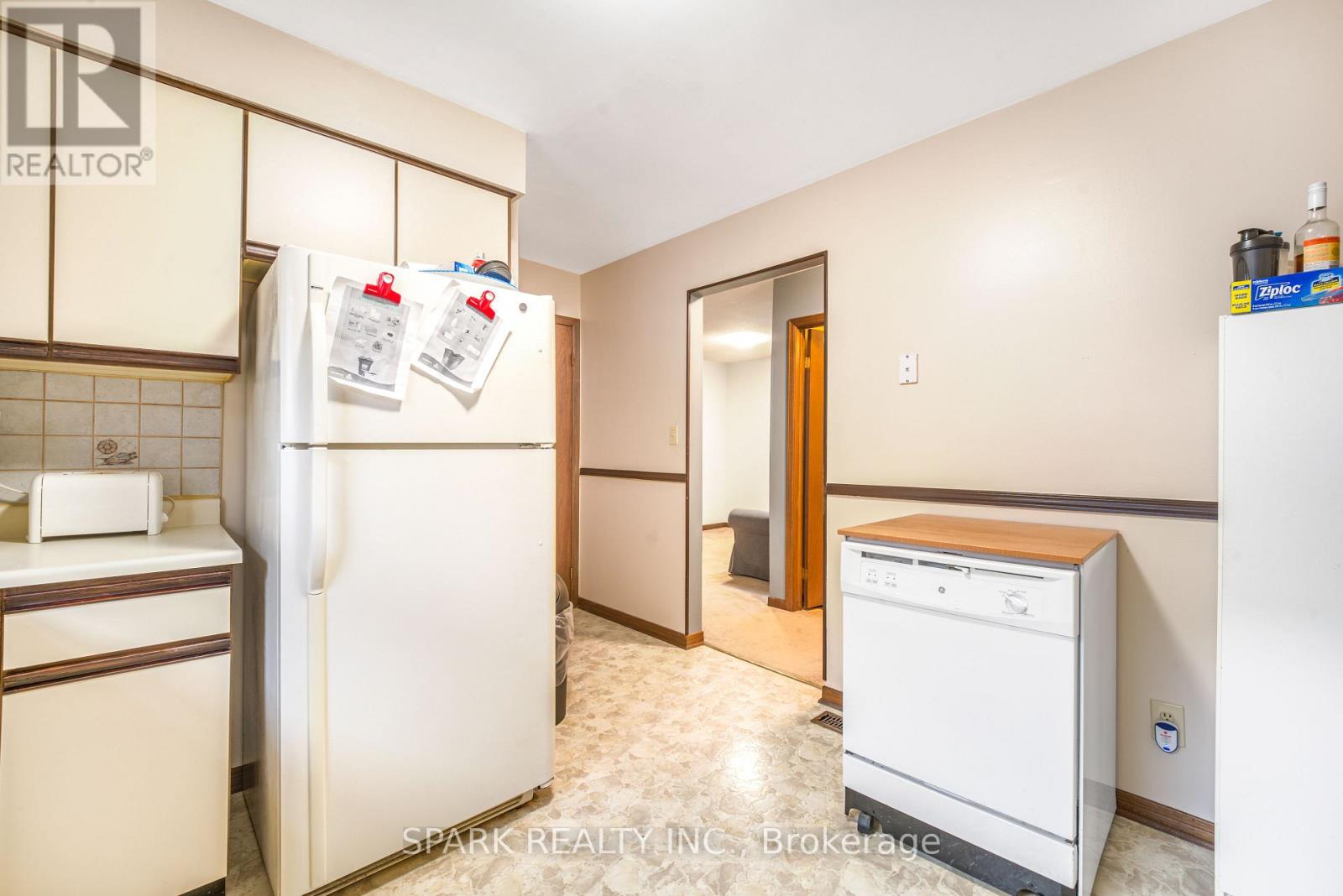 28 LAMPMAN CRESCENT - 11