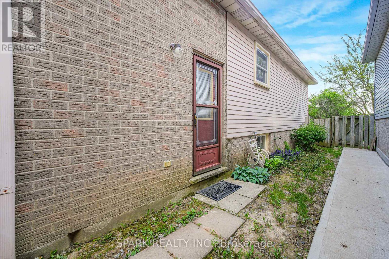 28 LAMPMAN CRESCENT - 18