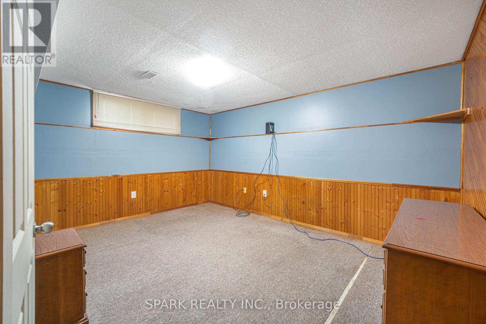 28 LAMPMAN CRESCENT - 24