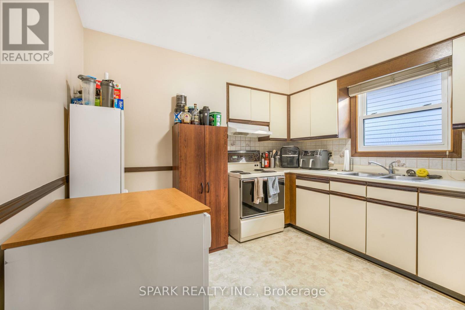 28 LAMPMAN CRESCENT - 10