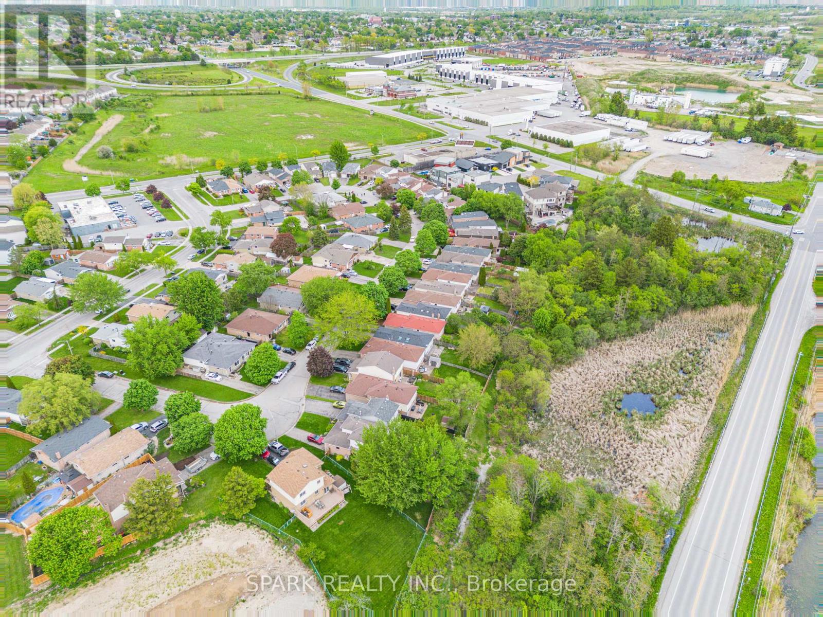 28 LAMPMAN CRESCENT - 32