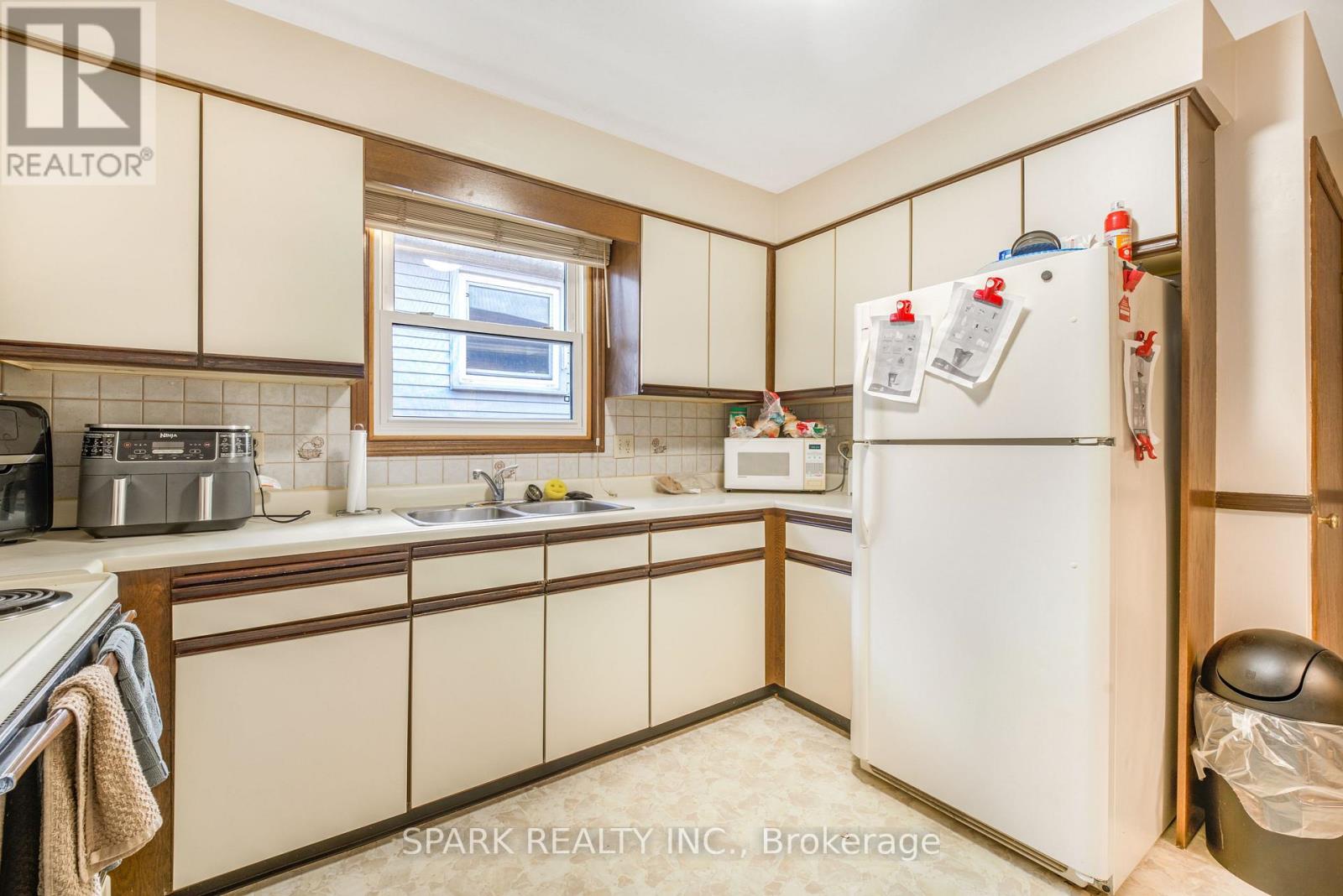 28 LAMPMAN CRESCENT - 9
