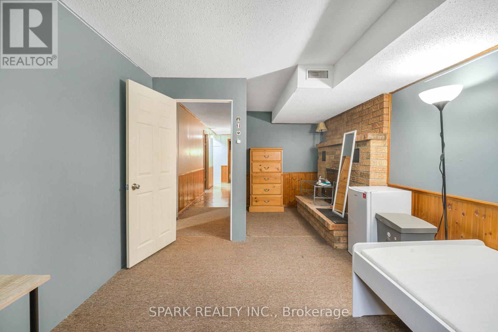 28 LAMPMAN CRESCENT - 25
