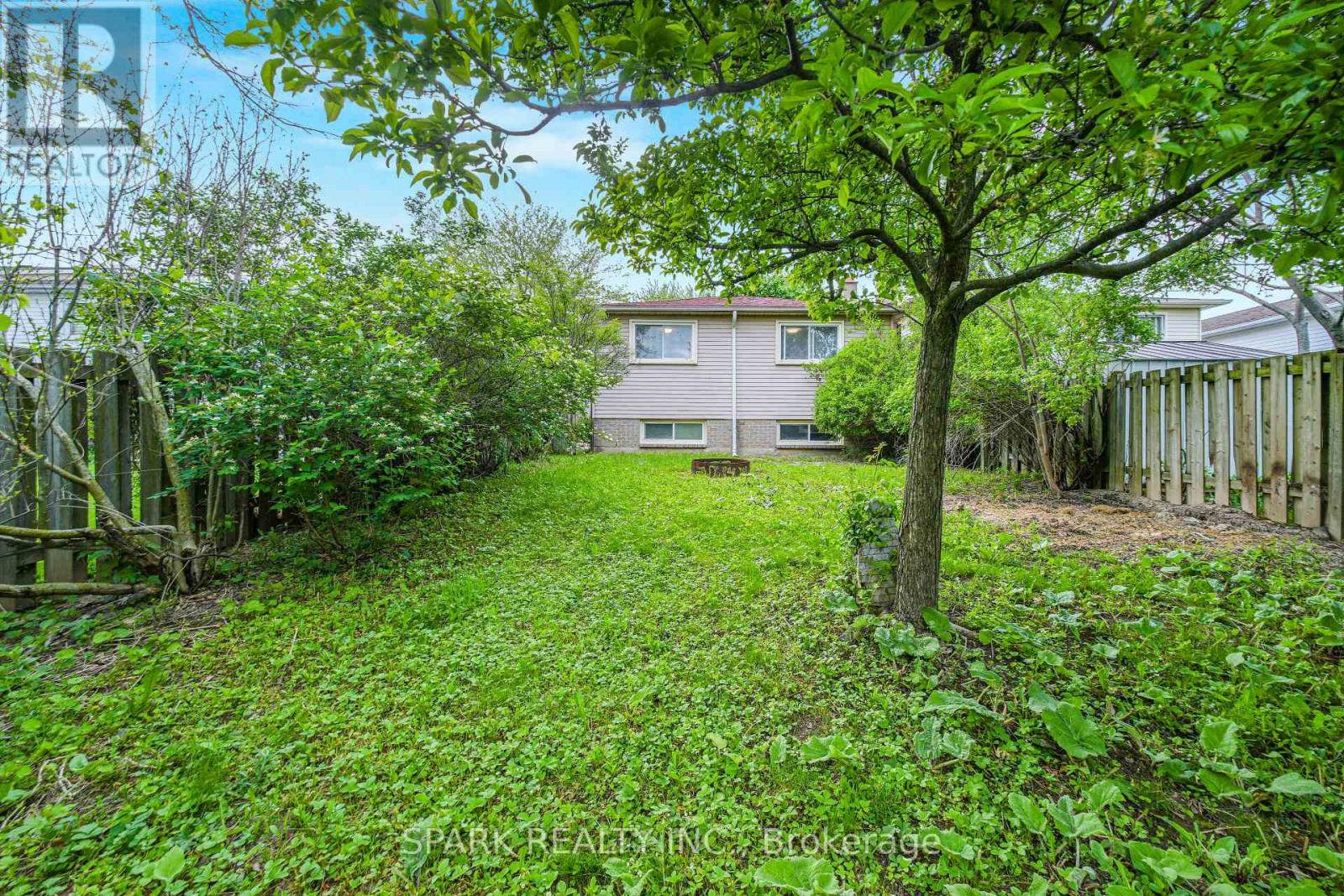 28 LAMPMAN CRESCENT - 27