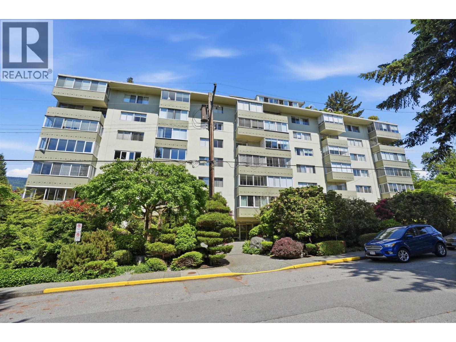 215 1425 ESQUIMALT AVENUE