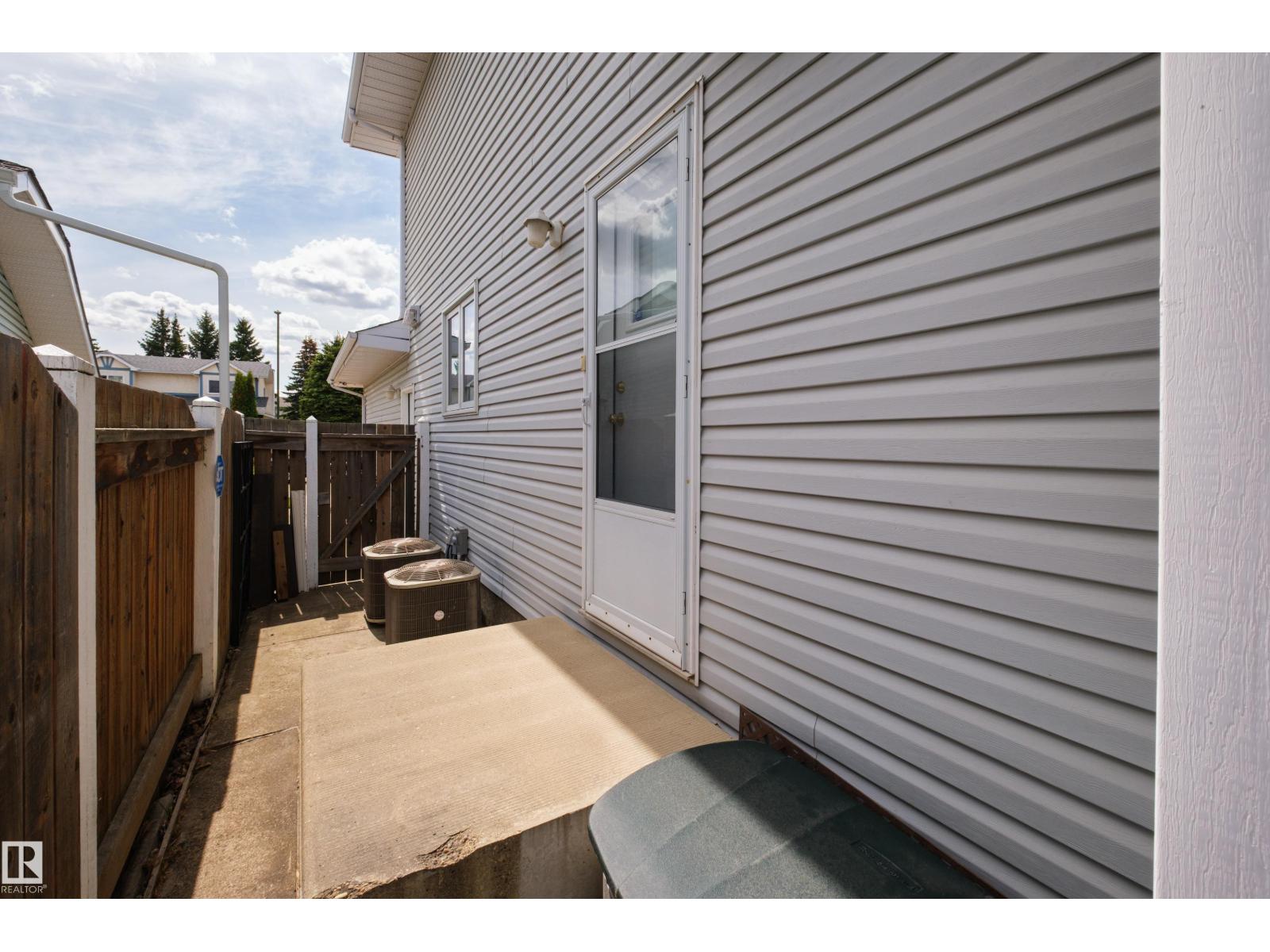 11028 11 AV NW — photo 54
