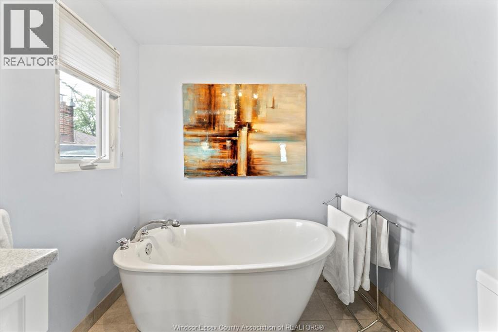 696 Old Tecumseh ROAD - 17