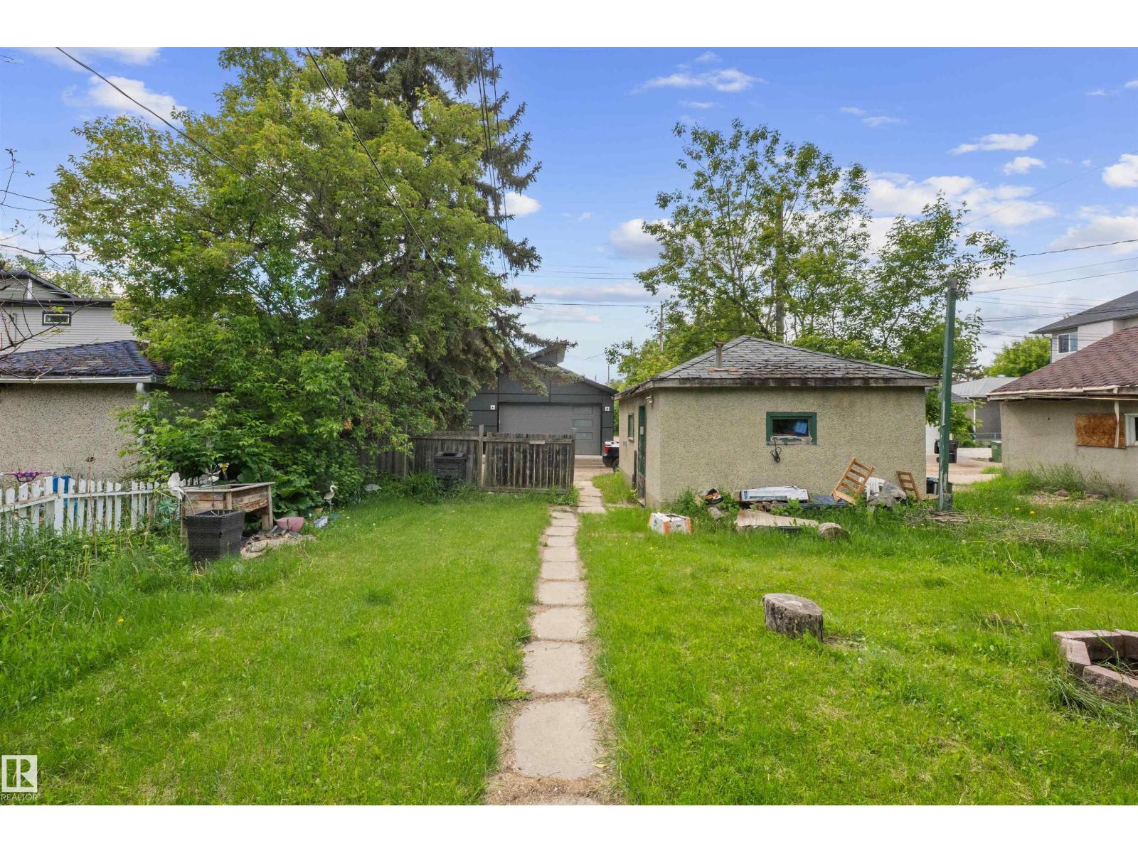 7516 106 ST NW - 21