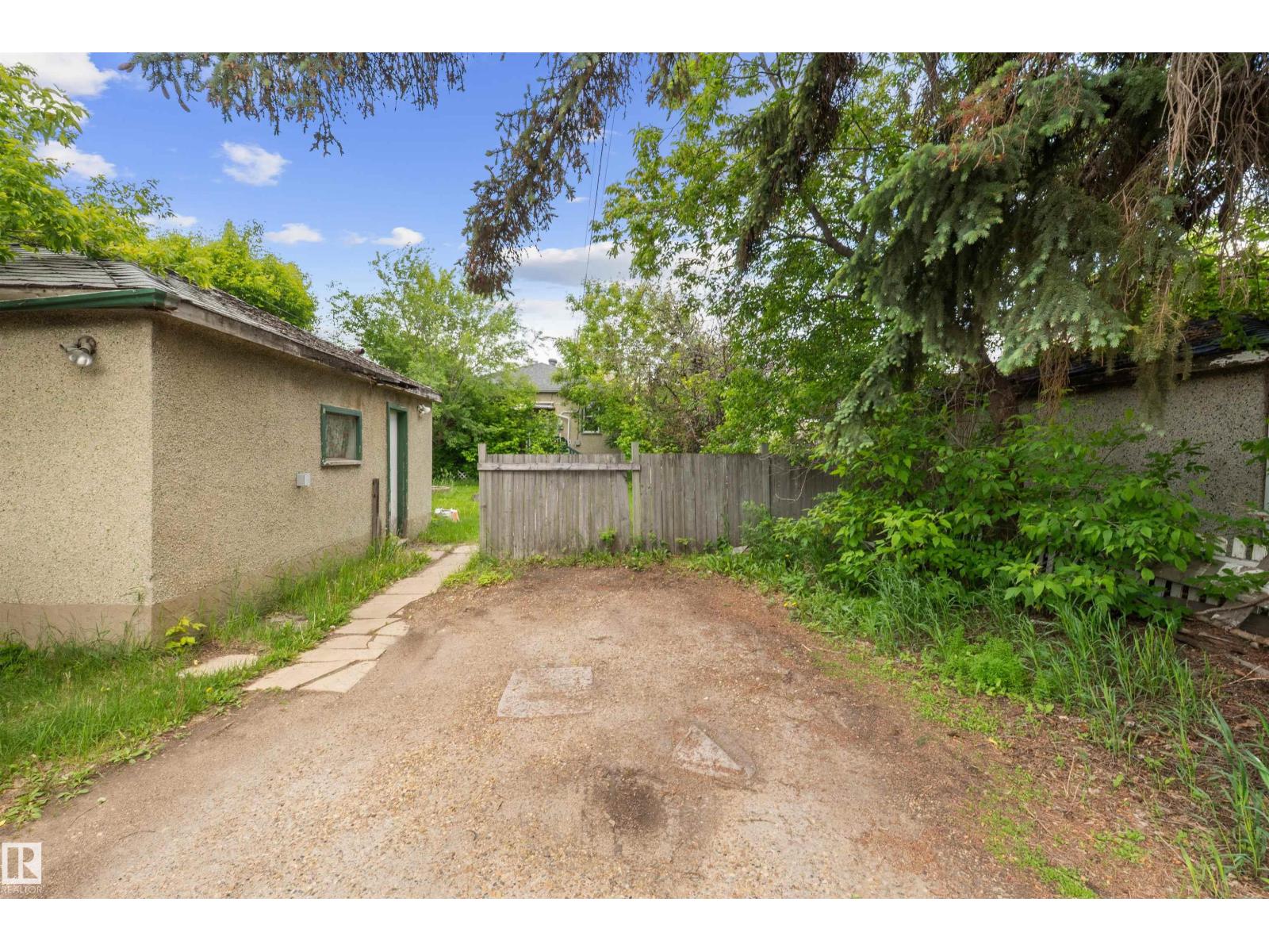 7516 106 ST NW - 23