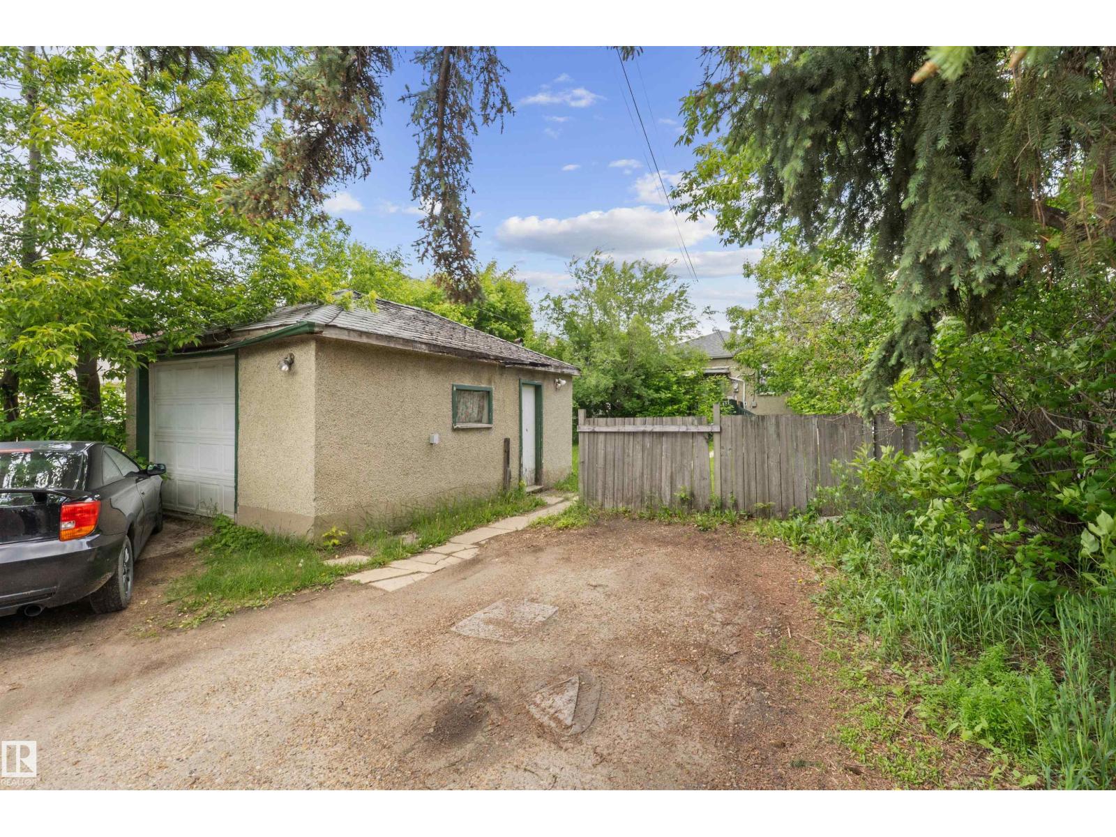 7516 106 ST NW - 24