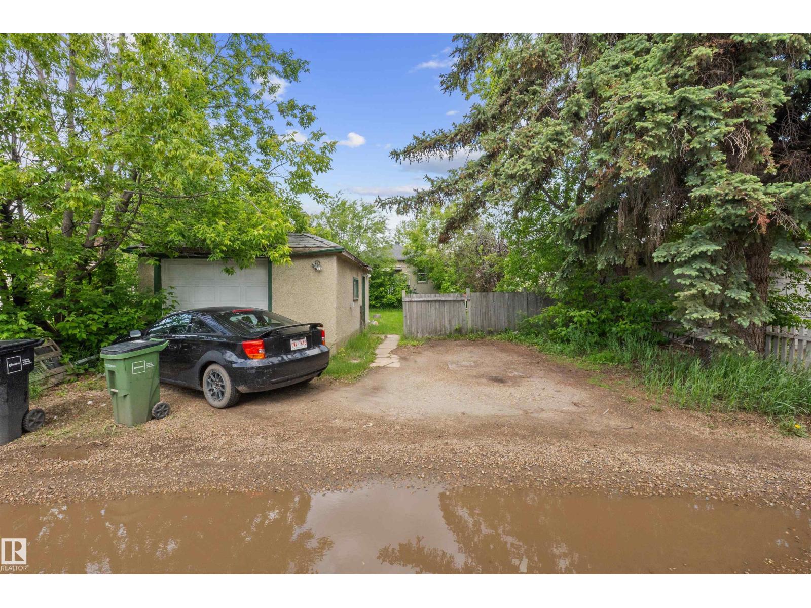 7516 106 ST NW - 25