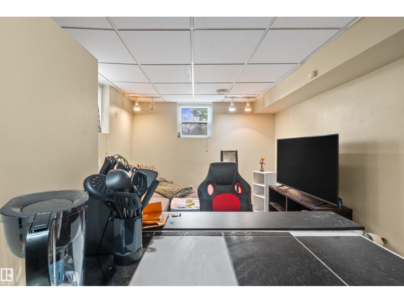 7516 106 ST NW - 4