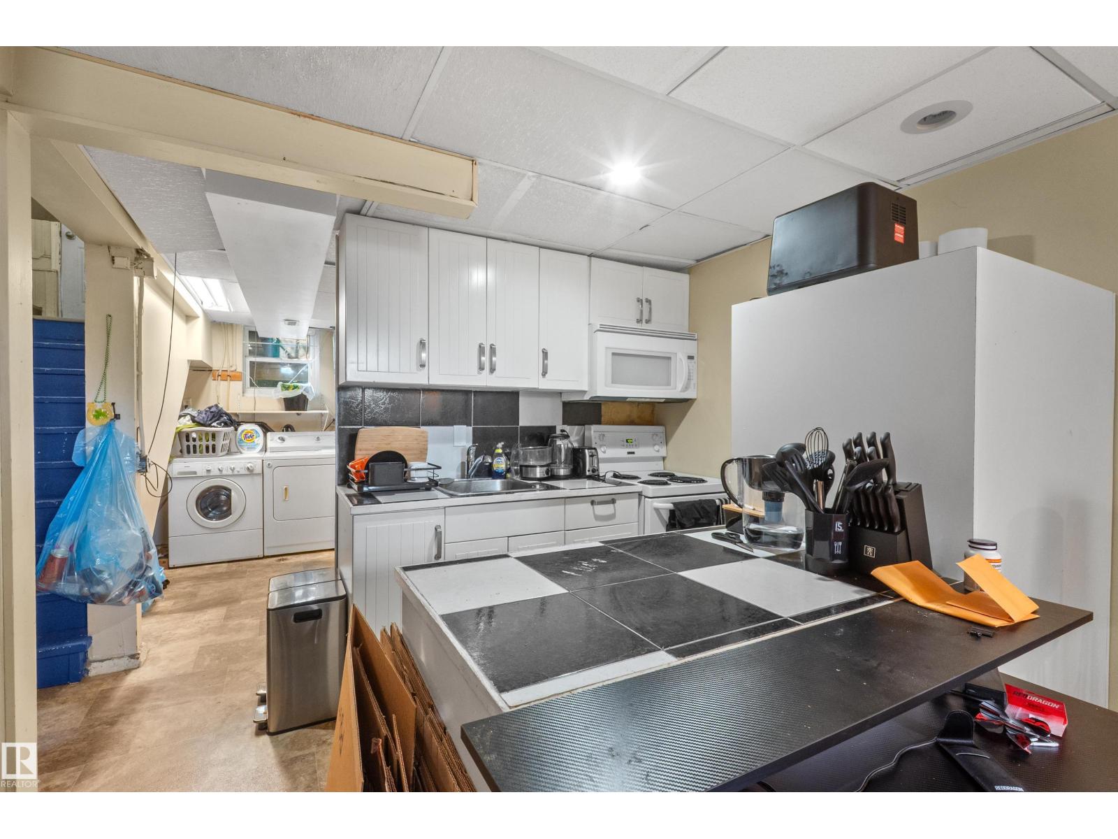 7516 106 ST NW - 6