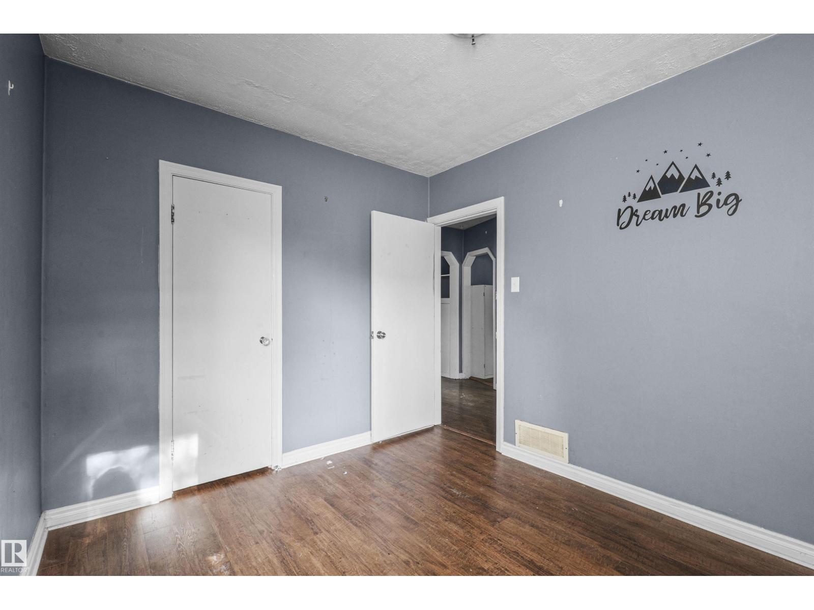 7520 106 ST NW - 10