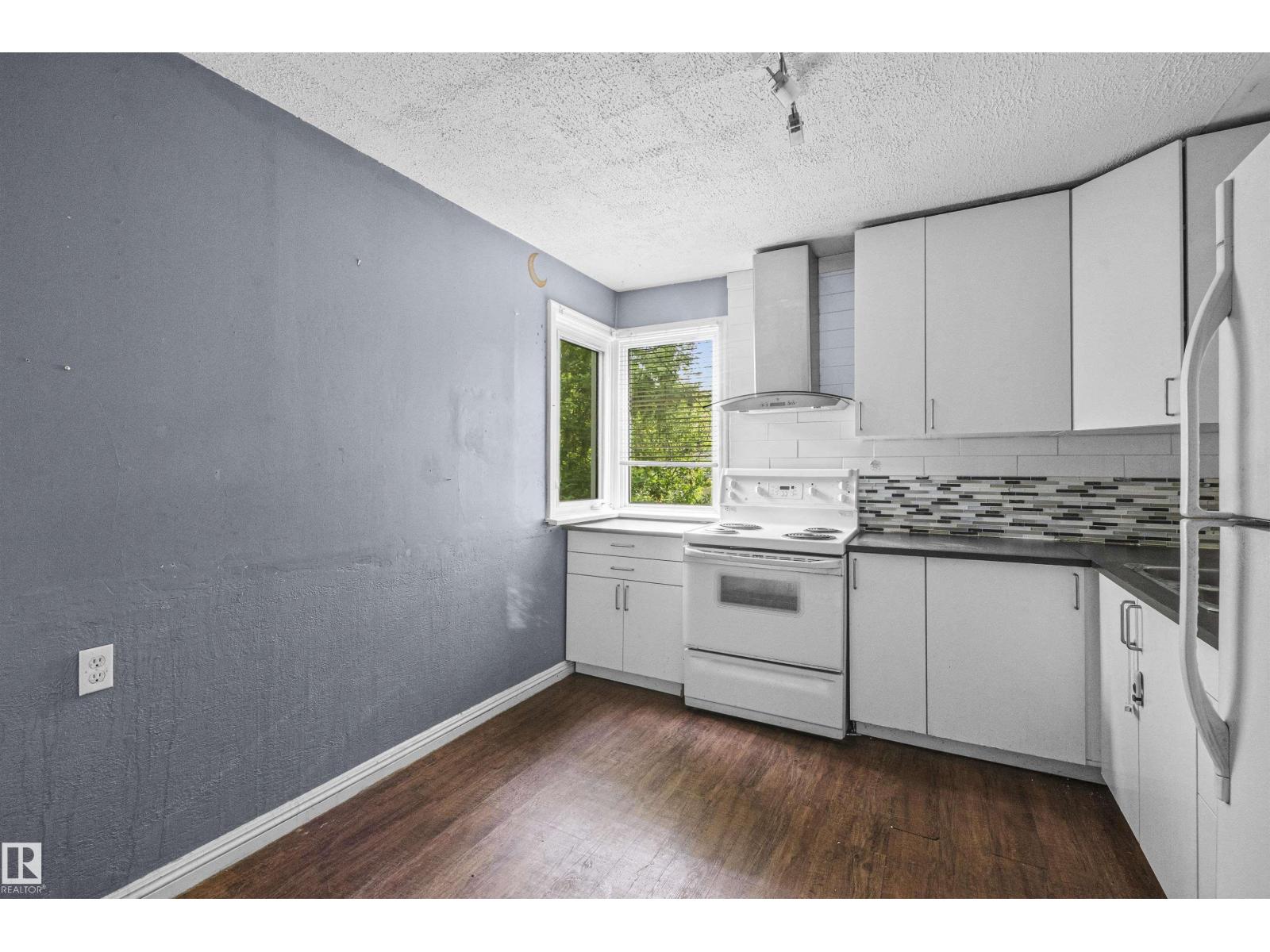 7520 106 ST NW - 14