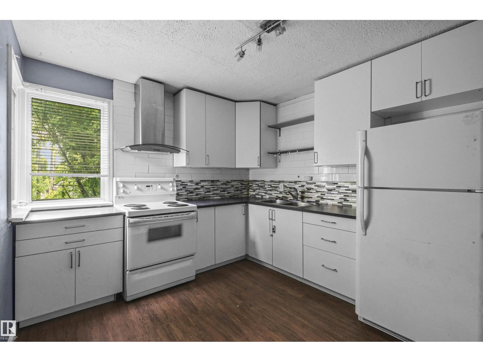 7520 106 ST NW - 16