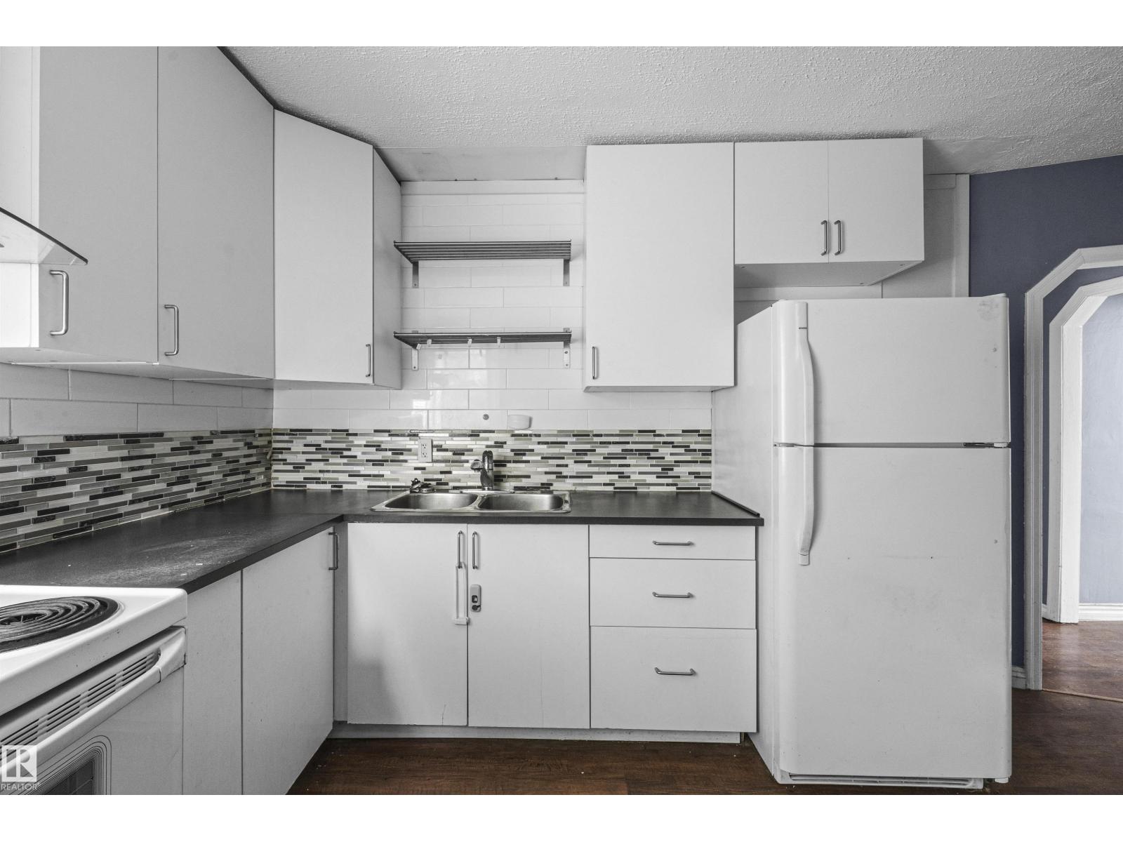 7520 106 ST NW - 17