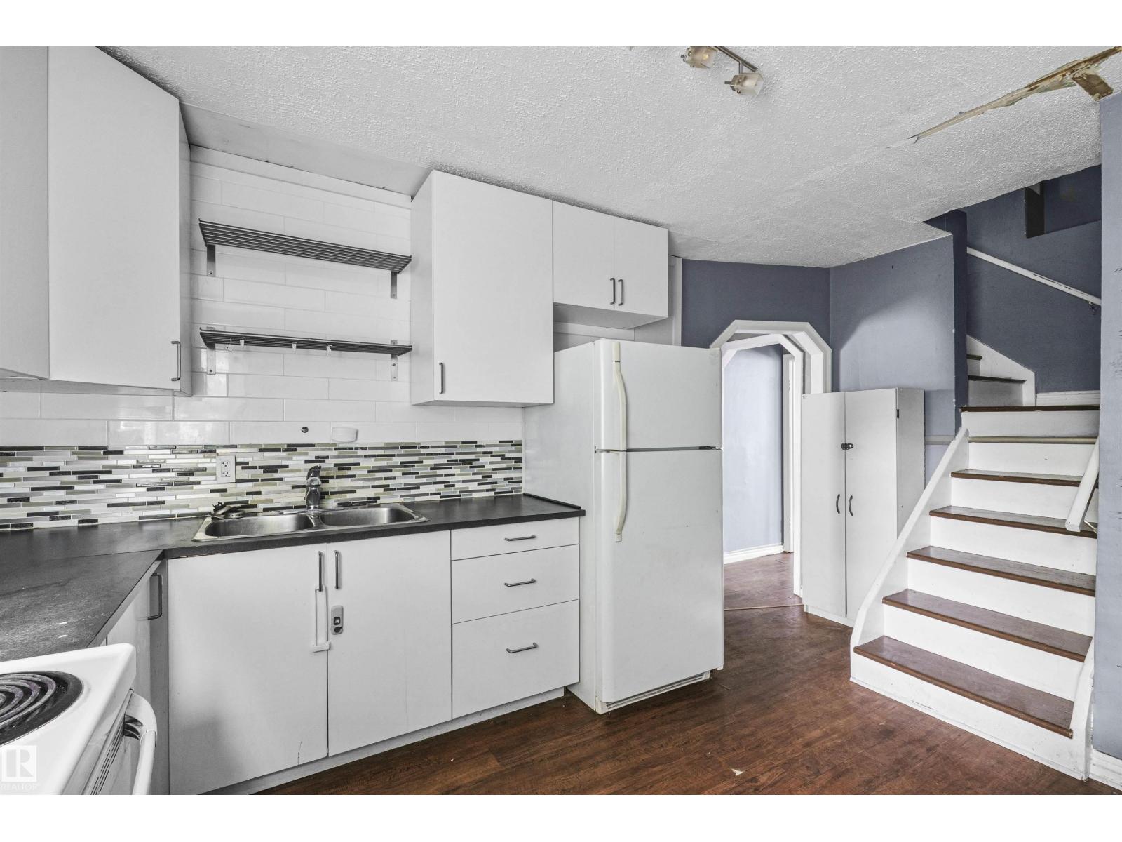 7520 106 ST NW - 18