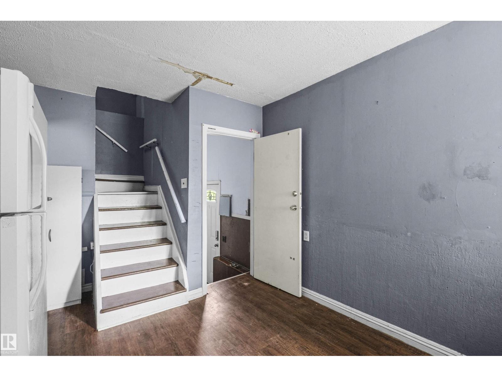 7520 106 ST NW - 19