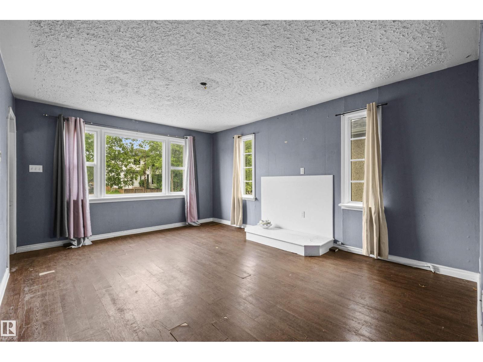 7520 106 ST NW - 2