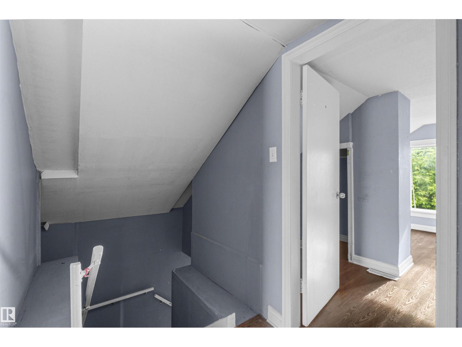 7520 106 ST NW - 20