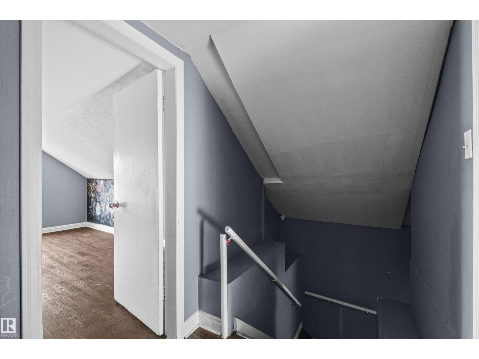 7520 106 ST NW - 23