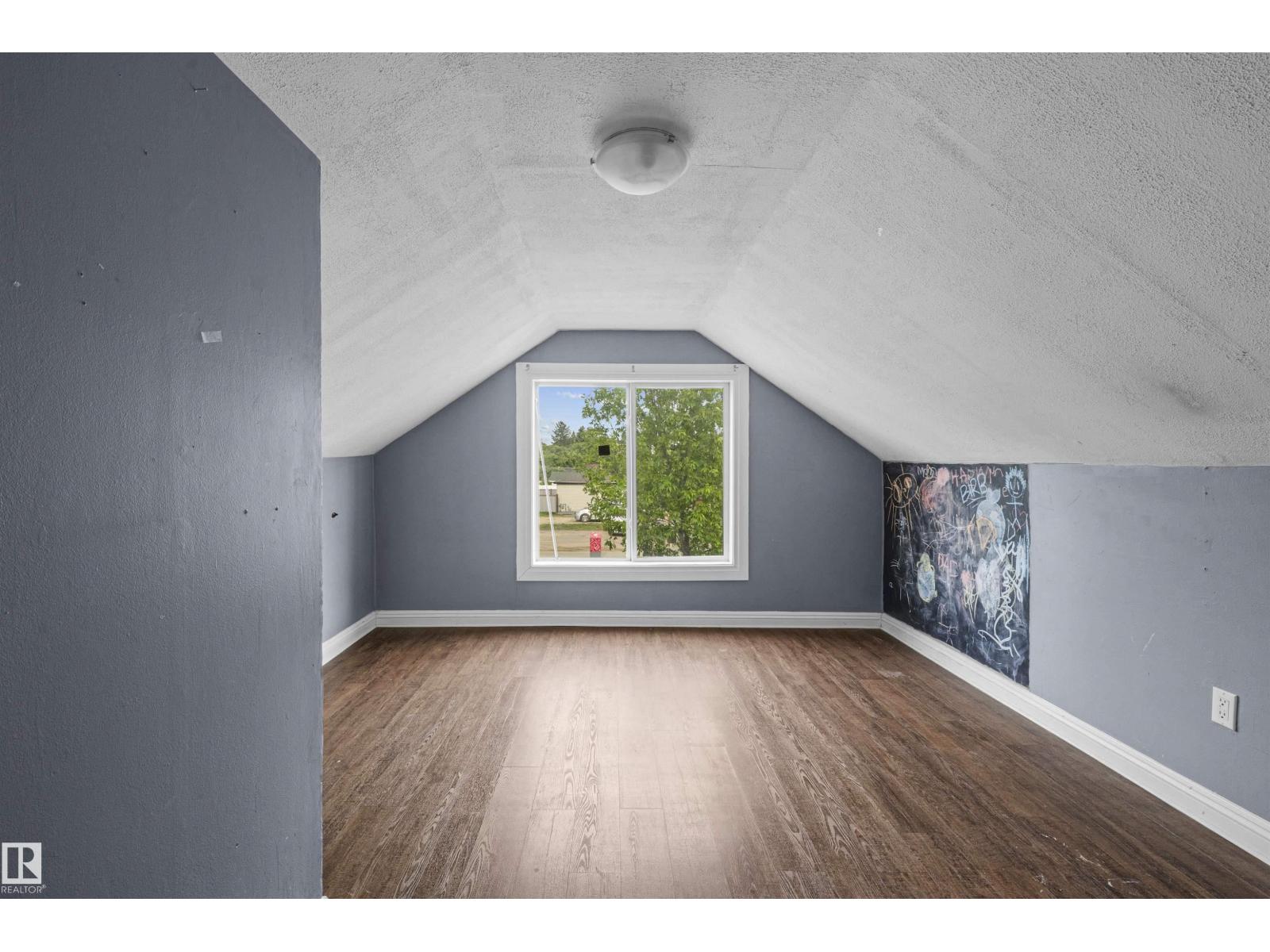 7520 106 ST NW - 24