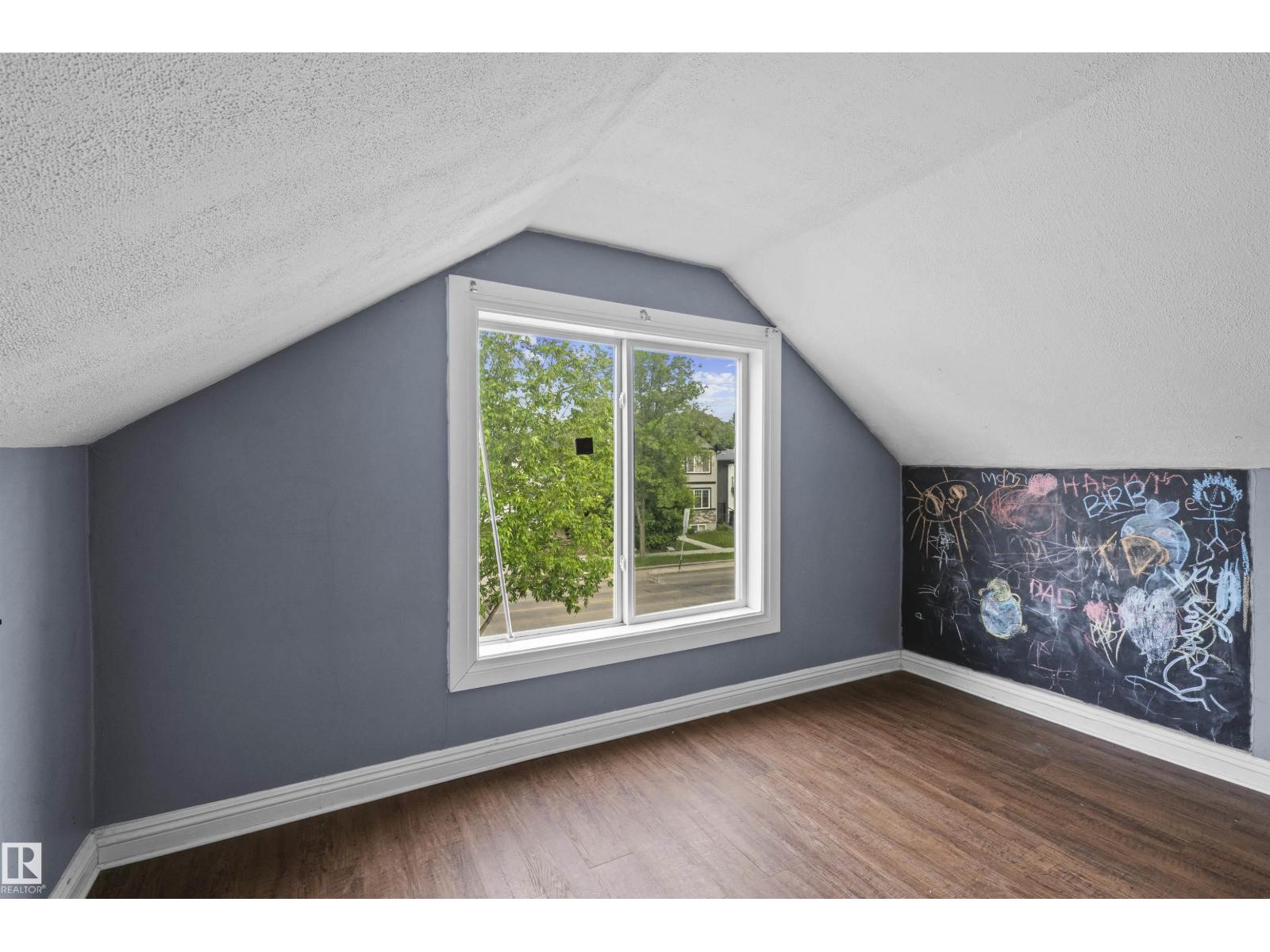 7520 106 ST NW - 27