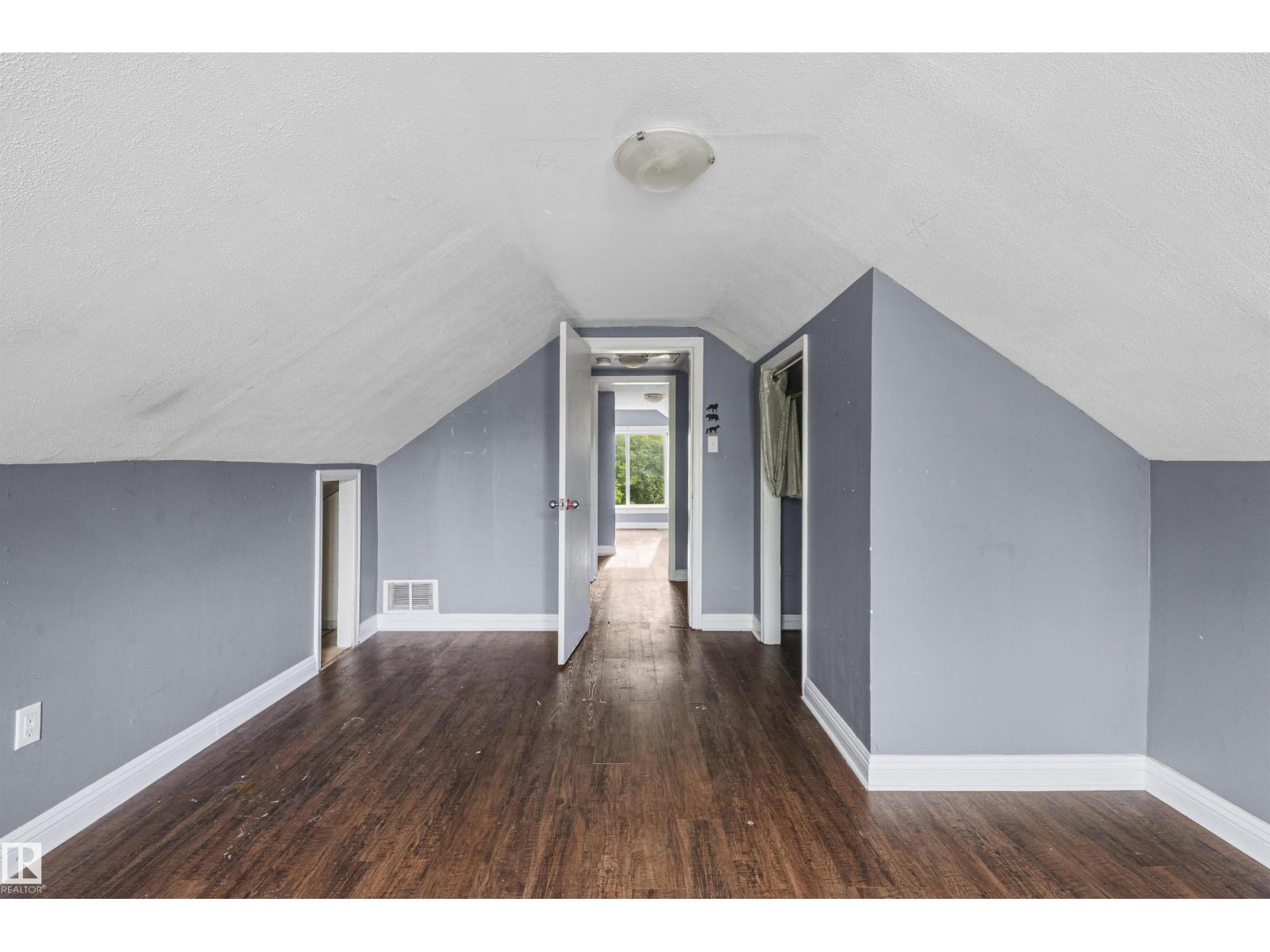 7520 106 ST NW - 28