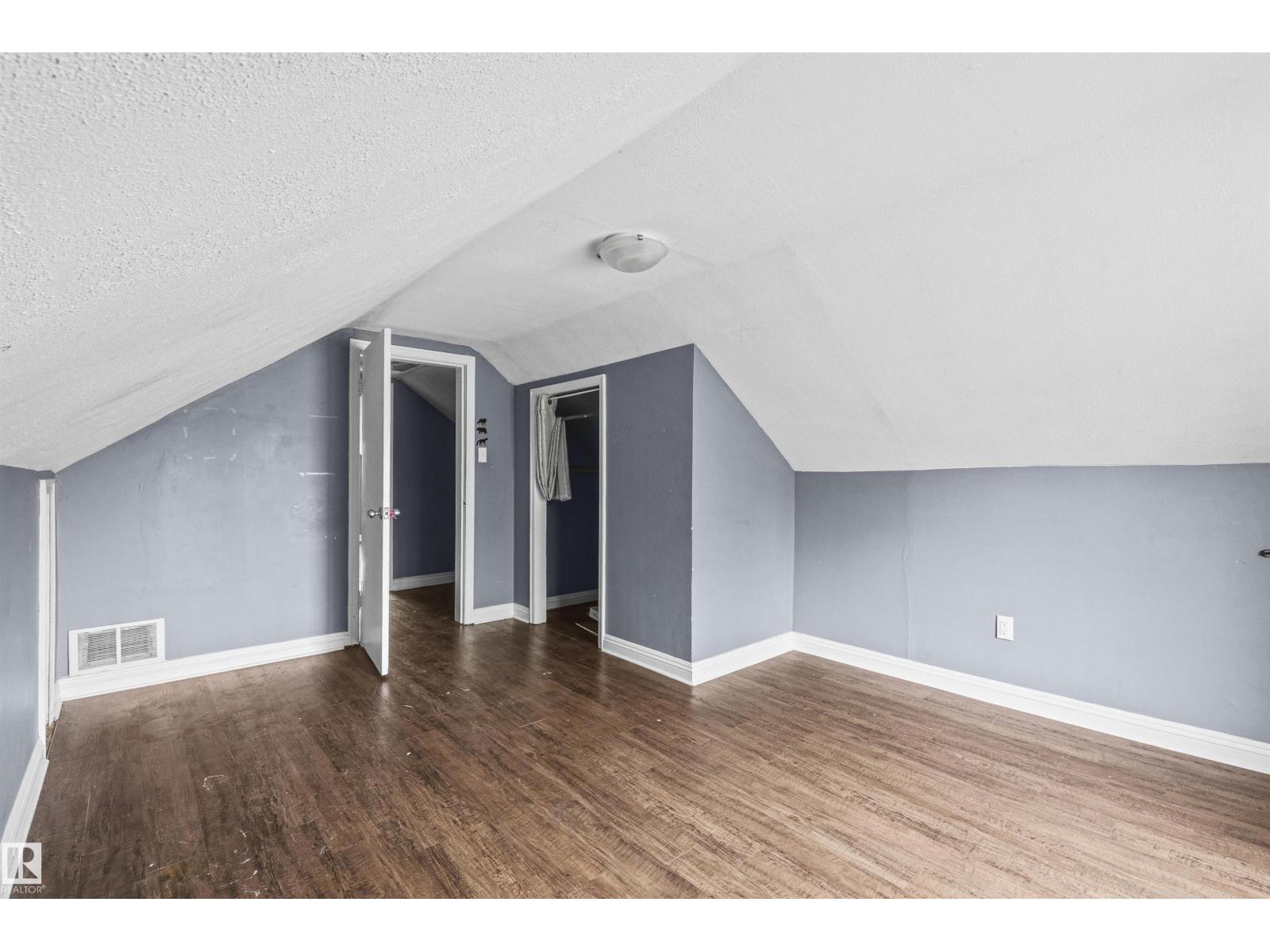 7520 106 ST NW - 29