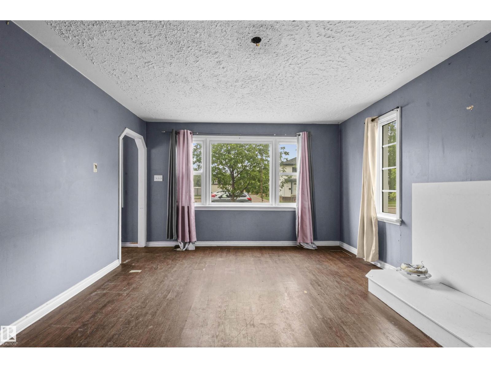 7520 106 ST NW - 3