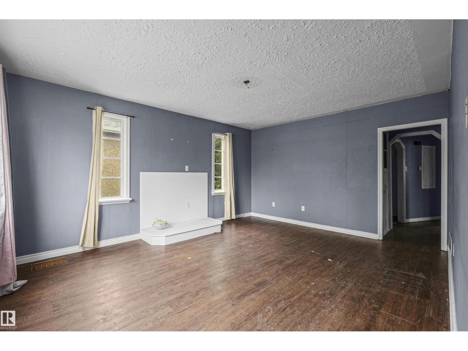 7520 106 ST NW - 55