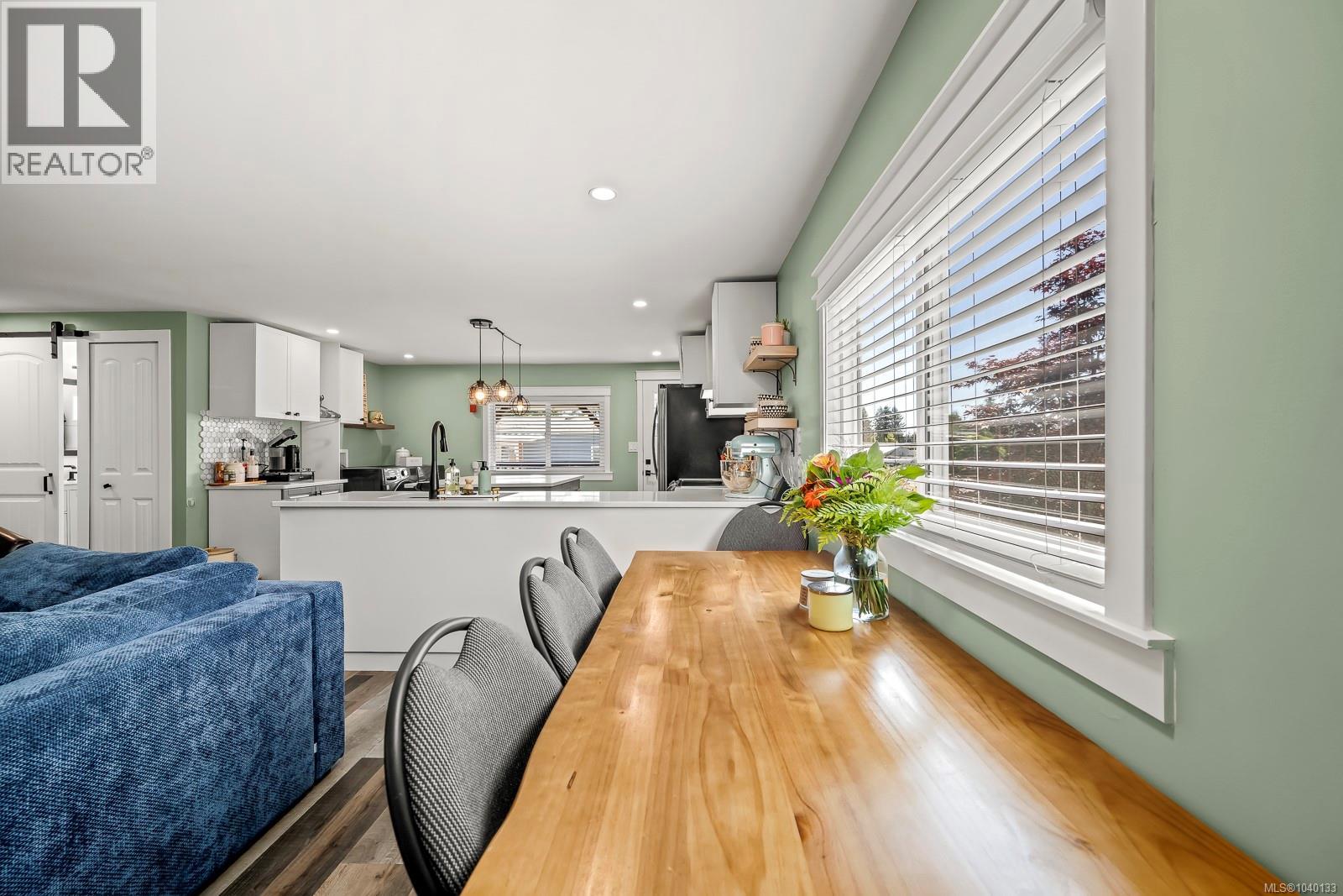 2102 Stadacona Dr - 17