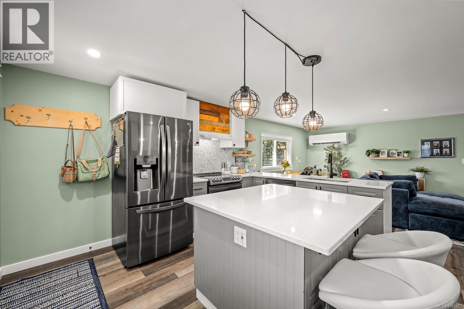 2102 Stadacona Dr - 8