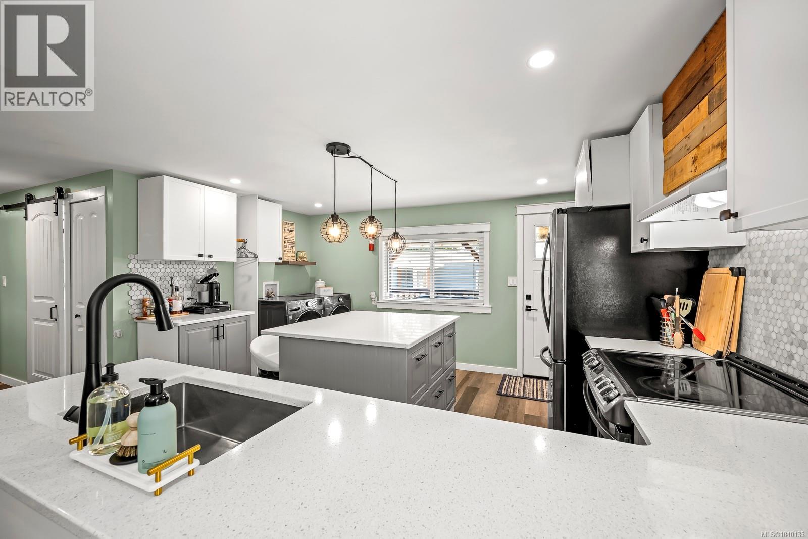2102 Stadacona Dr - 19