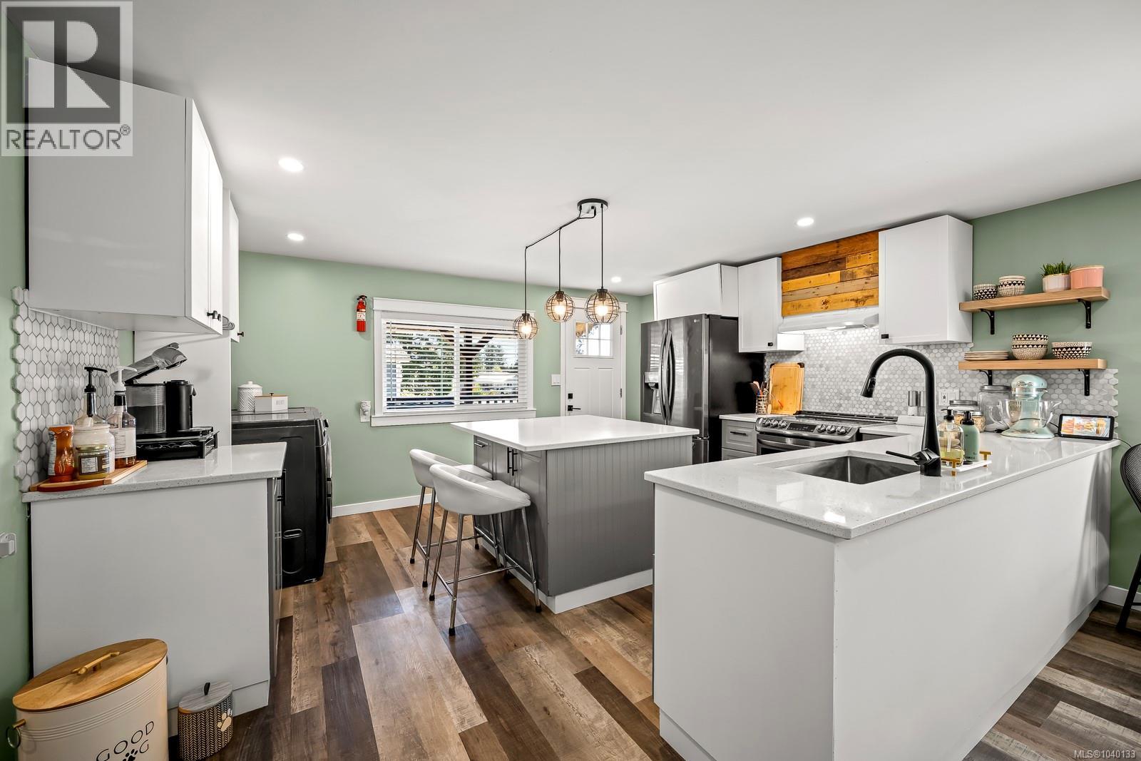 2102 Stadacona Dr - 9