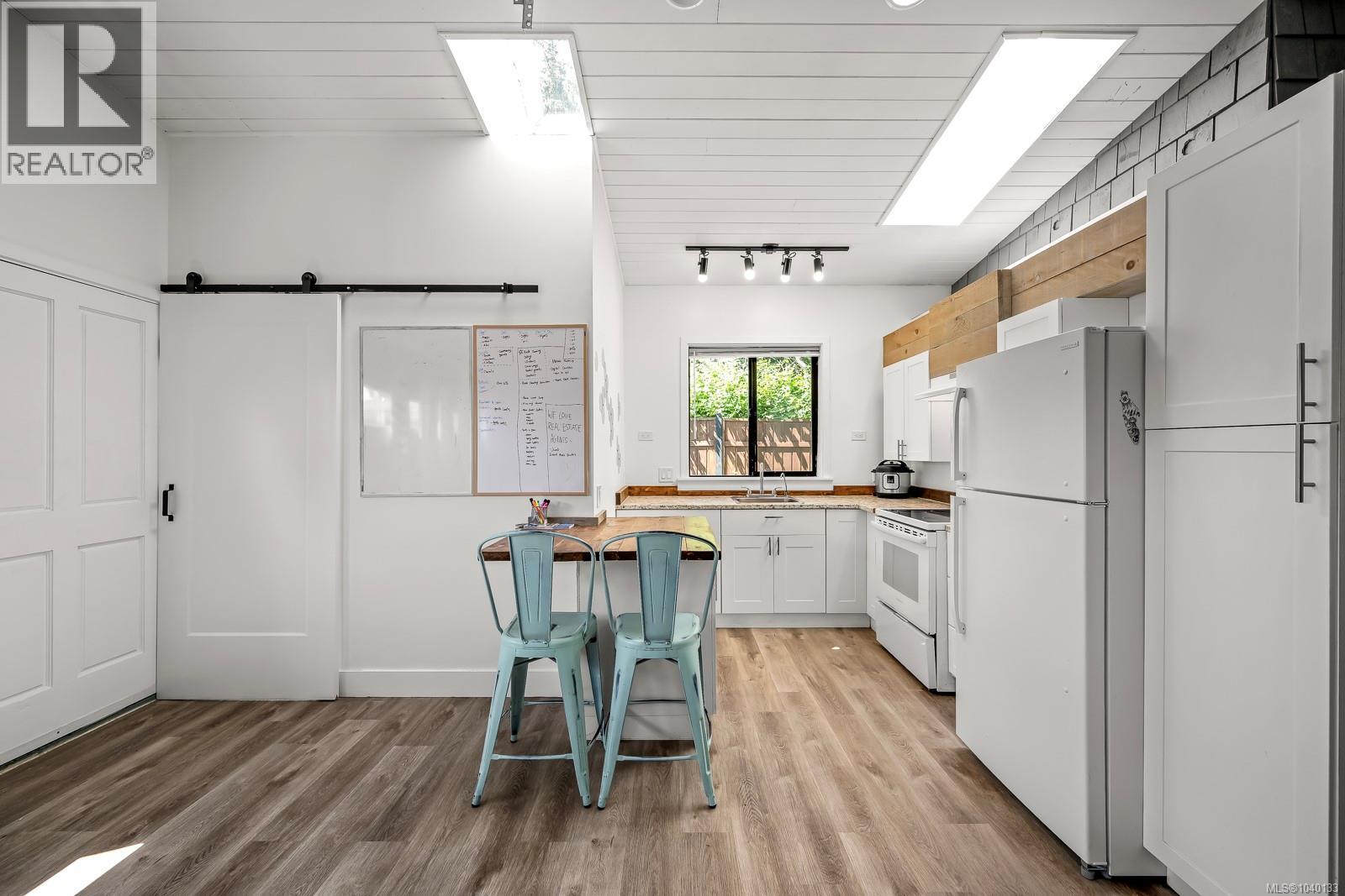 2102 Stadacona Dr - 47