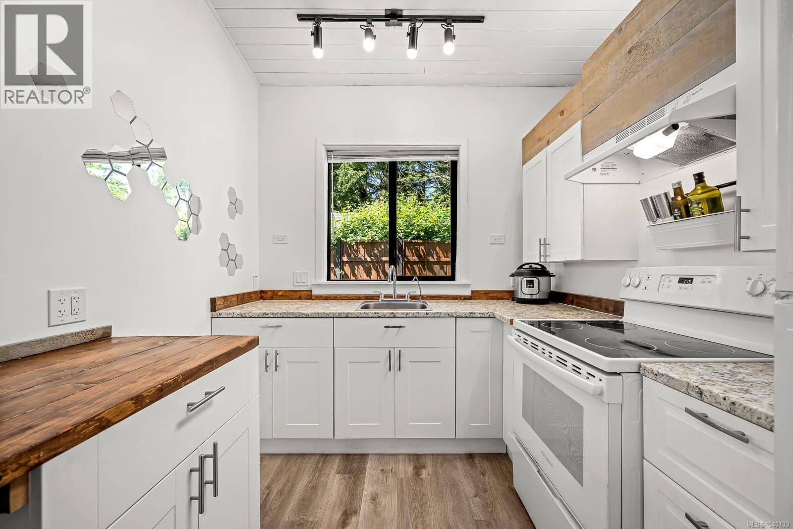 2102 Stadacona Dr - 44