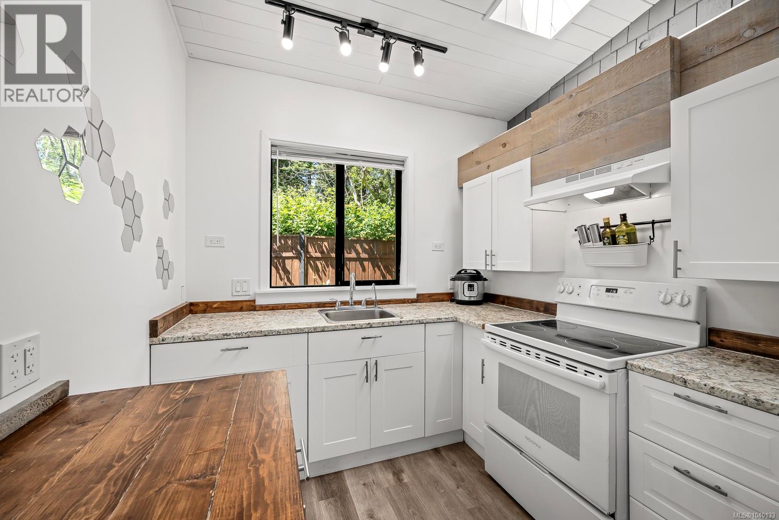 2102 Stadacona Dr - 45