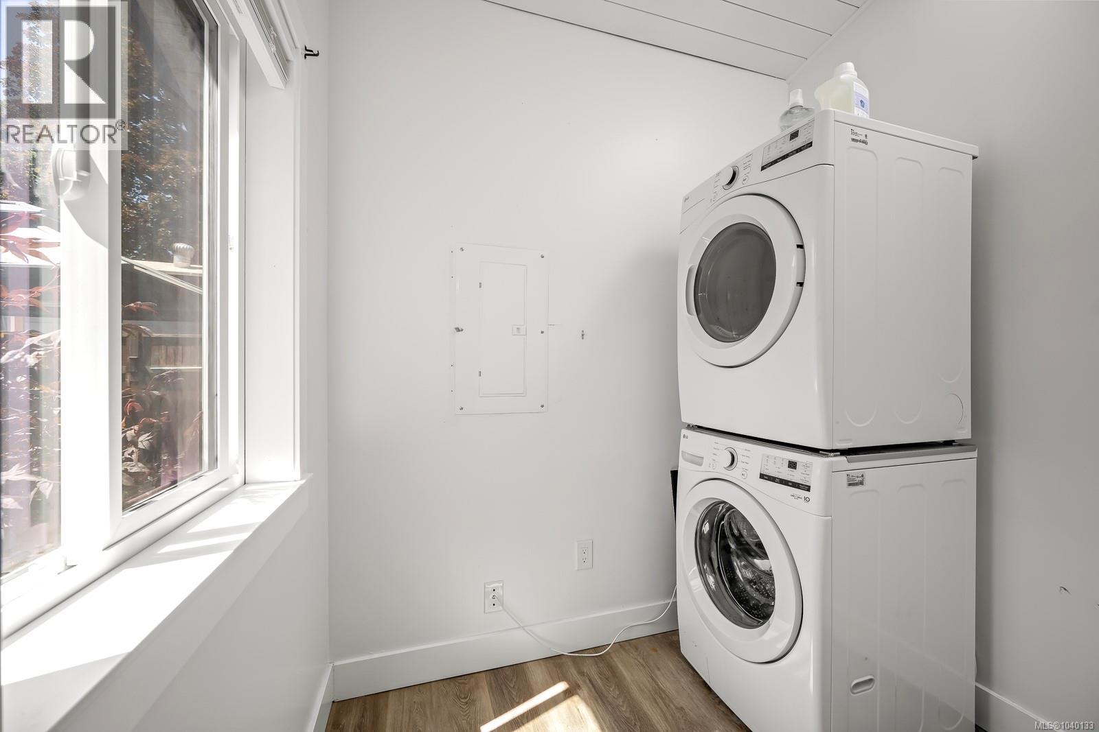 2102 Stadacona Dr - 59