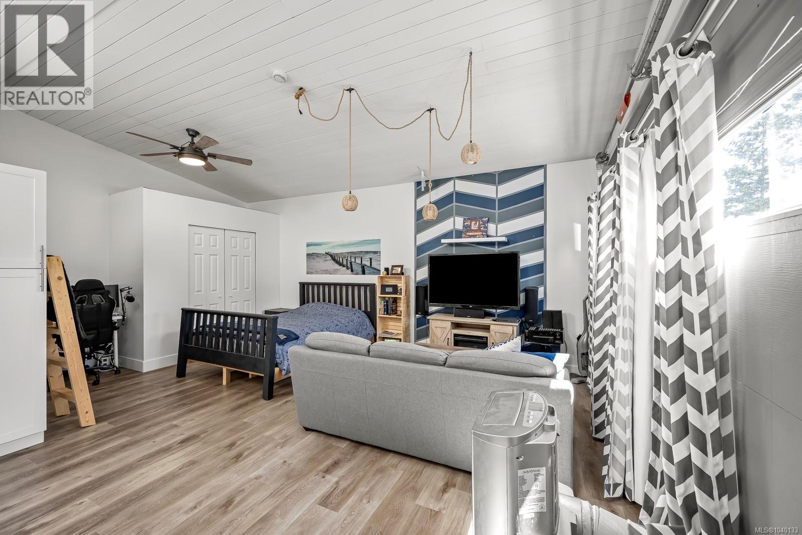 2102 Stadacona Dr - 52