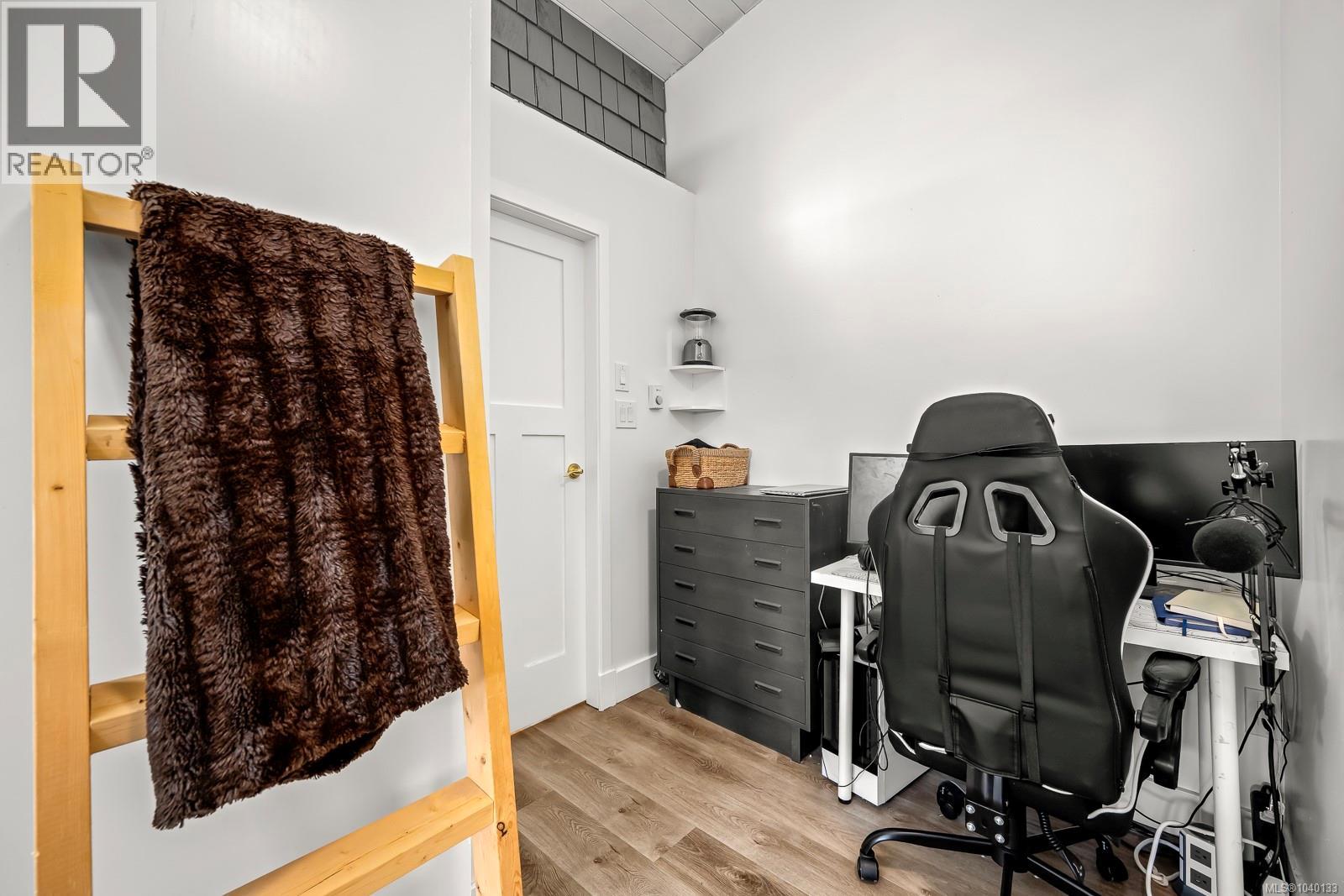 2102 Stadacona Dr - 56