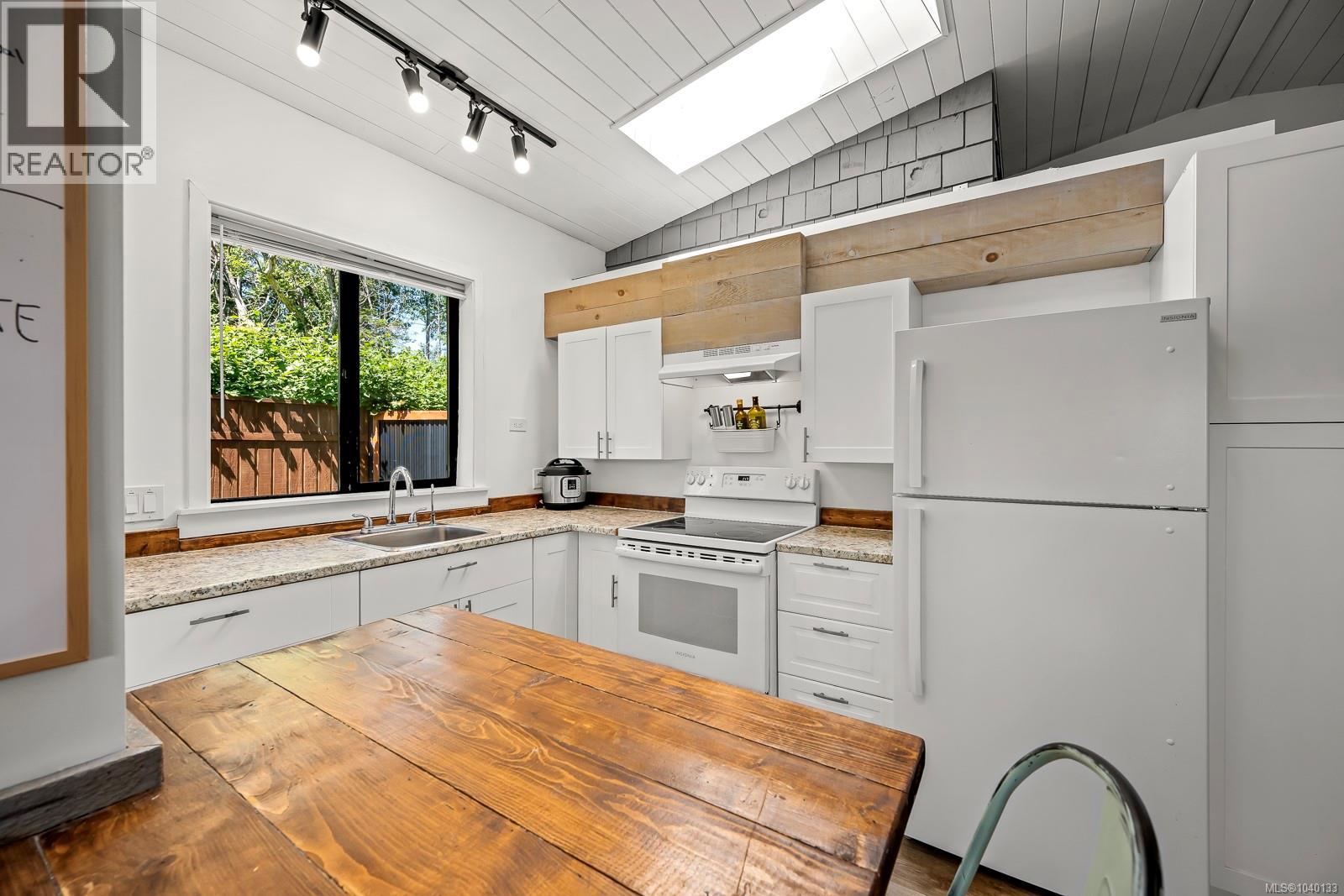 2102 Stadacona Dr - 46