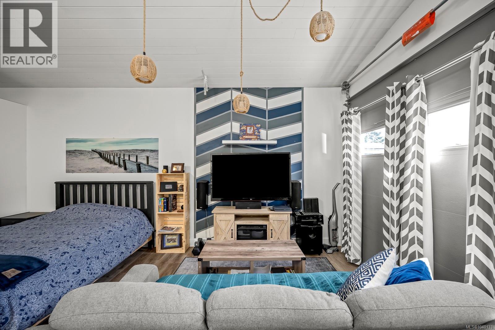 2102 Stadacona Dr - 51