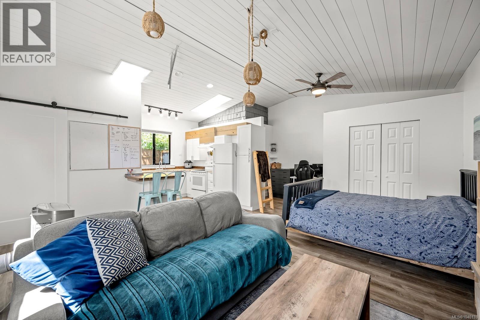 2102 Stadacona Dr - 54