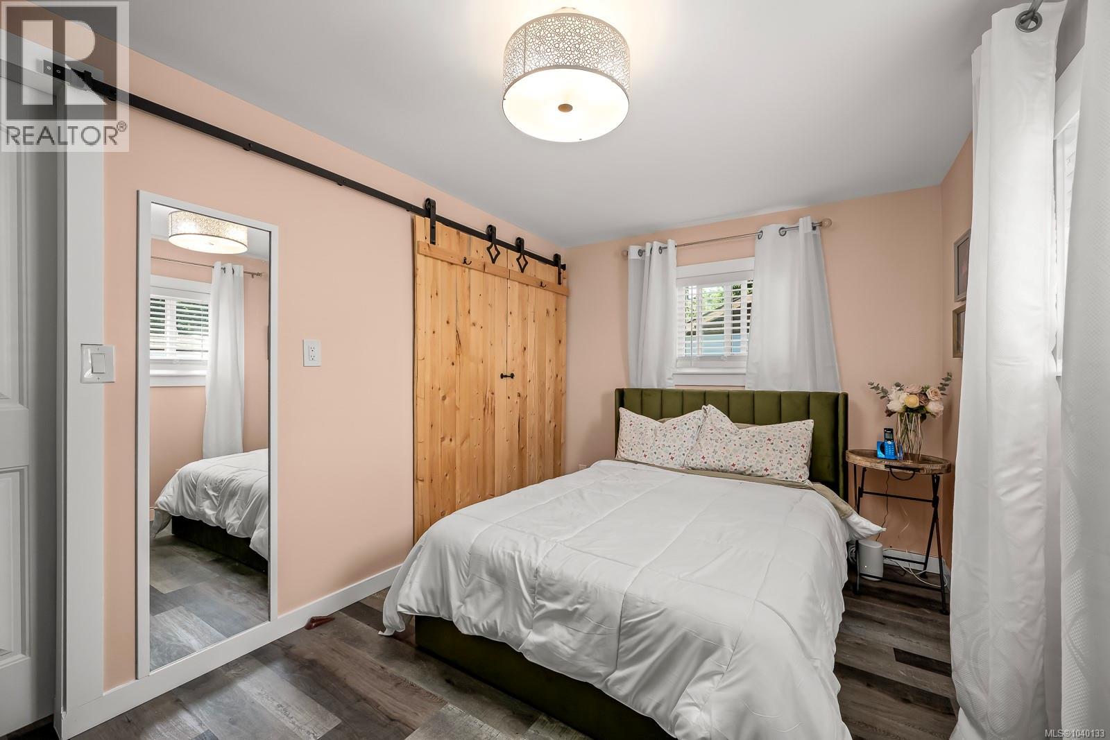 2102 Stadacona Dr - 32