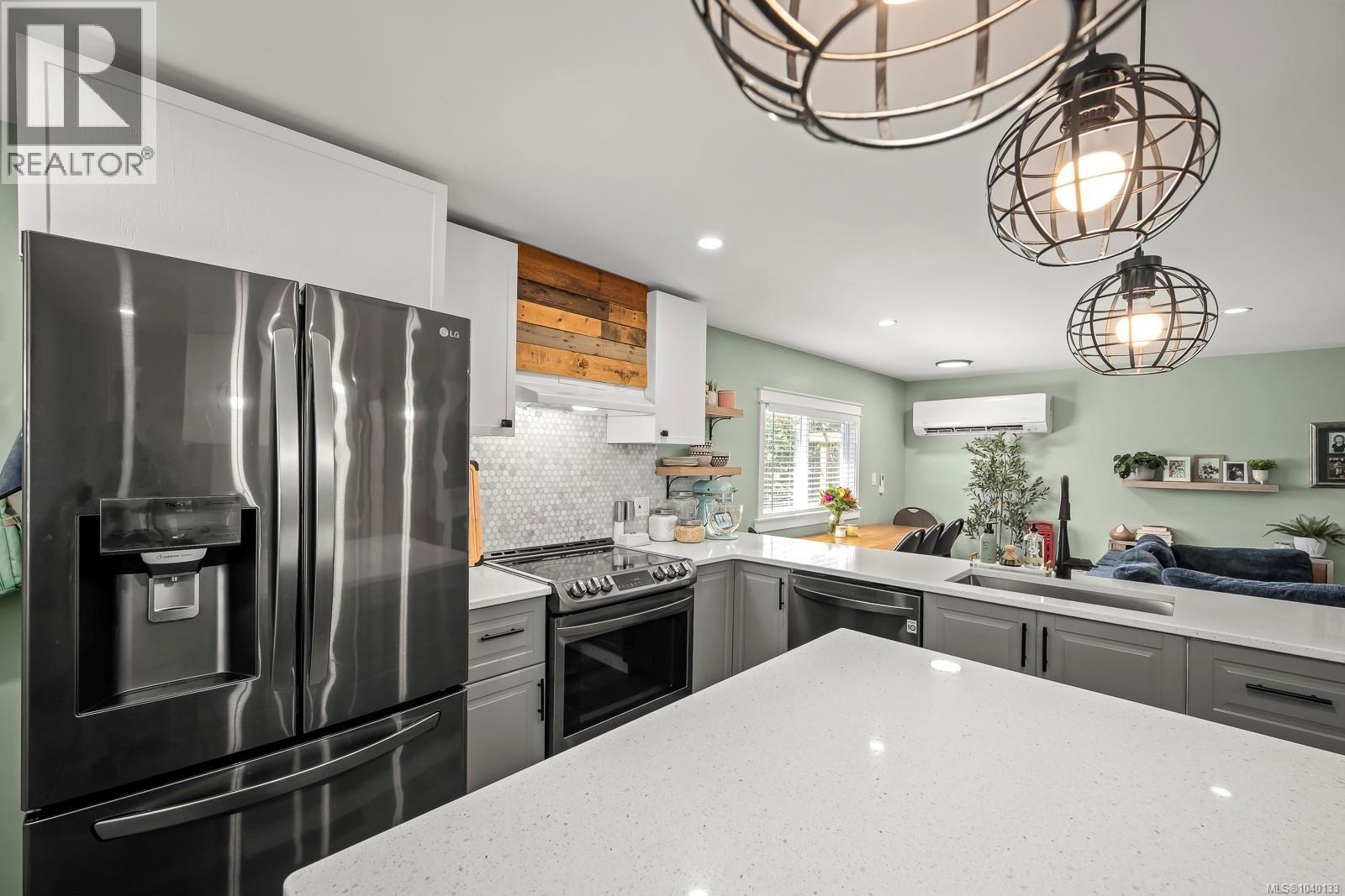 2102 Stadacona Dr - 27